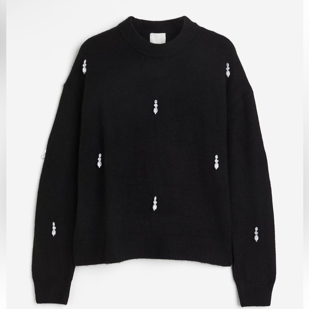 Cute sweater with pearl details